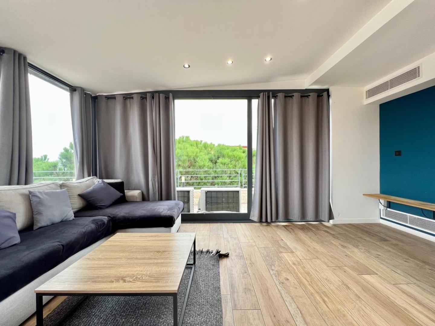 Sea And Mountain Views From Your Rooftop ! Saint-Laurent-du-Var Exterior photo