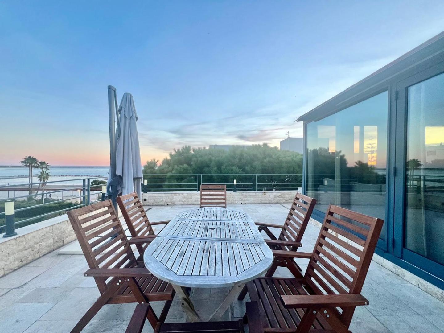Sea And Mountain Views From Your Rooftop ! Saint-Laurent-du-Var Exterior photo